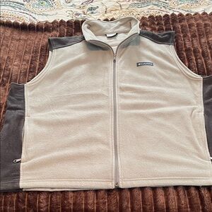 Columbia Two-Tone Fleece Vest in Cream and Gray